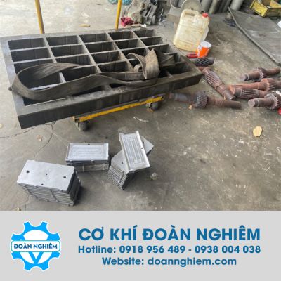 Khuôn gạch 25 viên